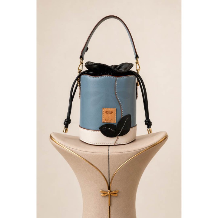 Elaine Bucket Mediano Azul y Blanco | Bolso de Piel LEBEN